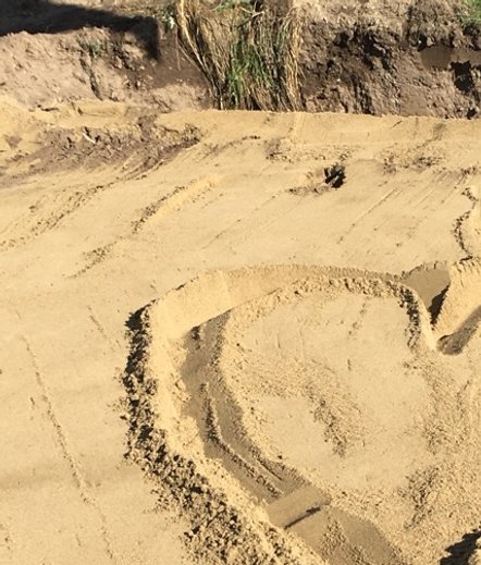 finplanering hjärta i sanden gjort med grävskopa
